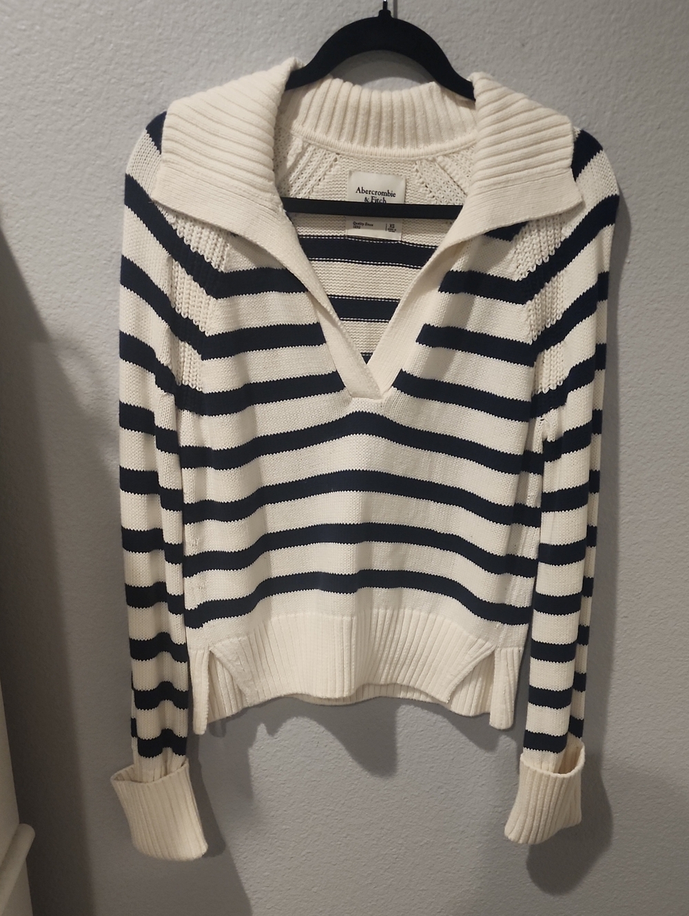 Abercrombie & Fitch Cream and Navy Striped V‑Neck Pullover